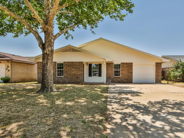 608 13th St, Shallowater, TX 79363