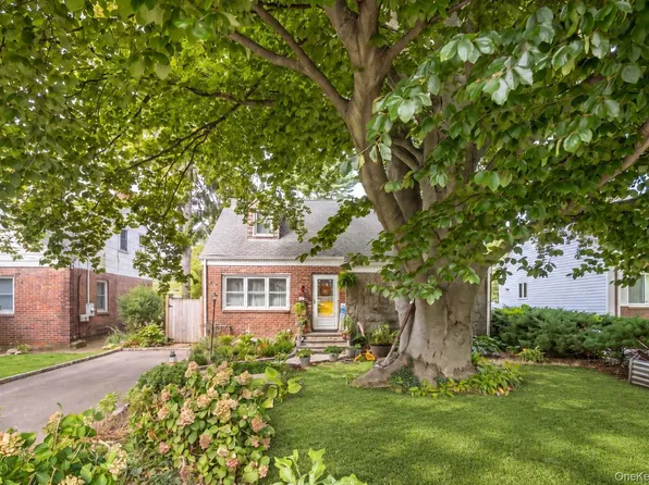 38 Middle Neck Road, Port Washington, NY 11050