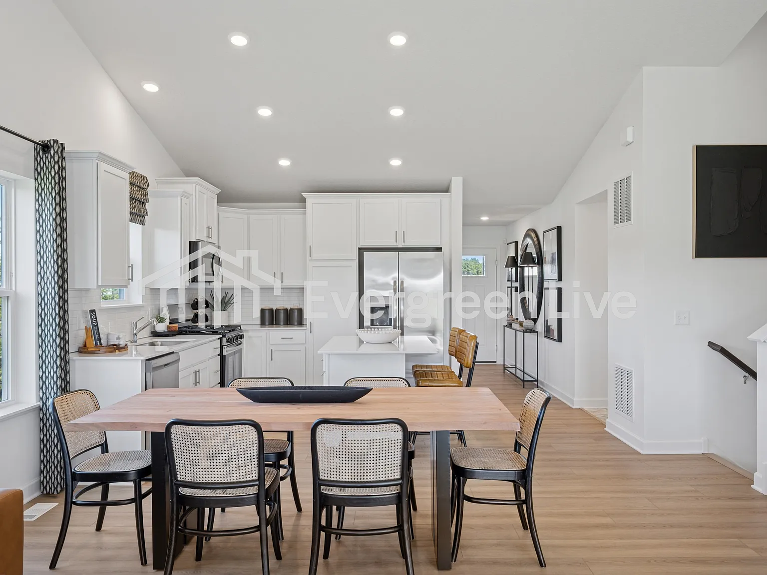 4 bed, 2.0 bath, 2280 sqft, $2,560 — Photo 3