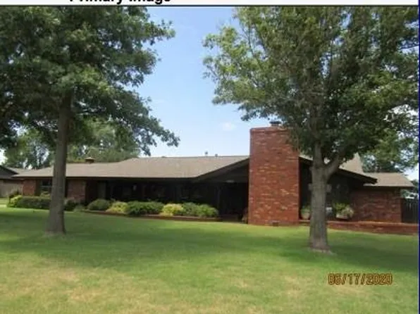 2605 Sunset Dr, Clinton, OK 73601