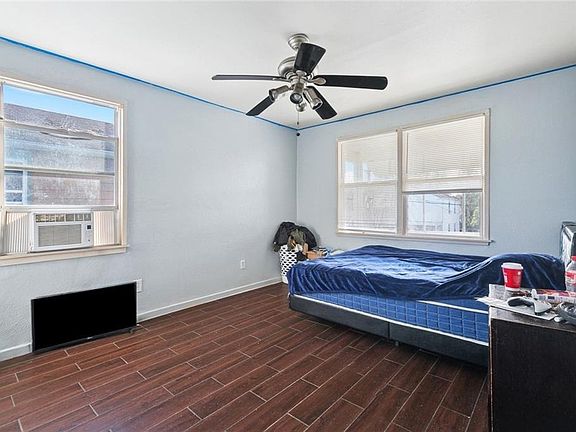 4th image of 2119-21 Robin St