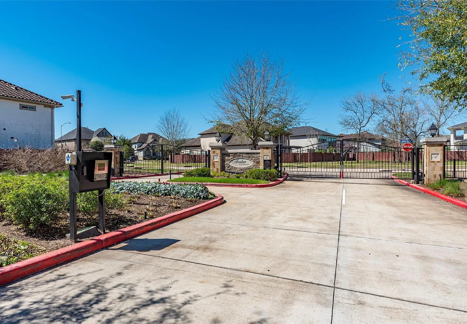 5 bed, 4.5 bath, 5493 sqft, $6,500 — Photo 2