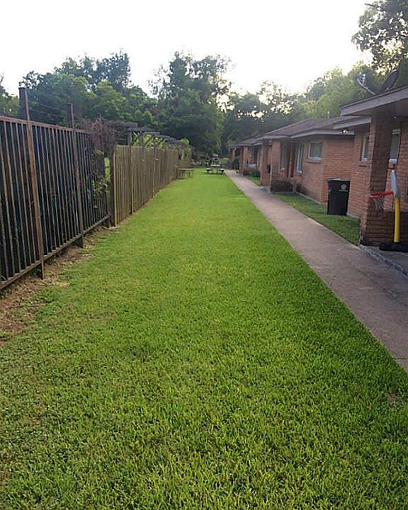 2nd image of 4507 Wipprecht St
