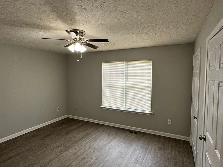 142 Point Place Dr — Photo 3