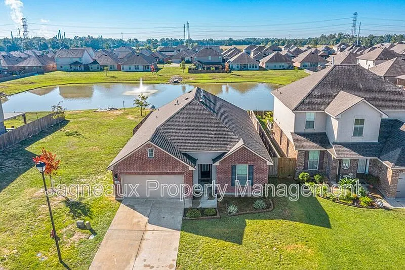 4 bed, 2.0 bath, 1852 sqft, $2,600 — Photo 1