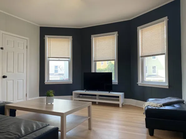 12 E Shelby St #2, Worcester, MA 01605