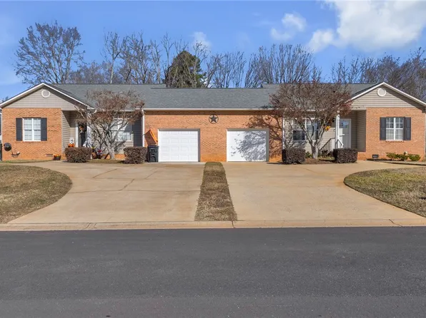 208 River Oaks Cir, Piedmont, SC 29673