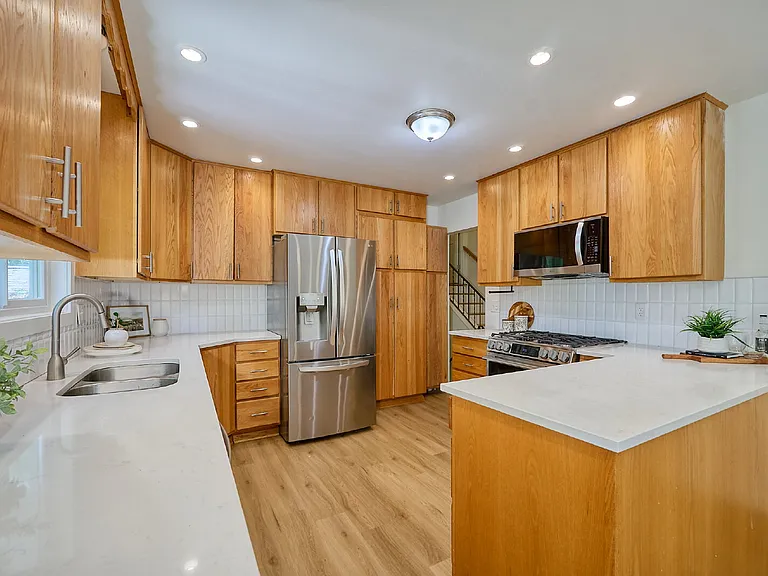 565 Transit Ave — Photo 2