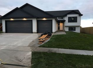 3323 Lakeridge Dr NW, Rochester, MN 55901