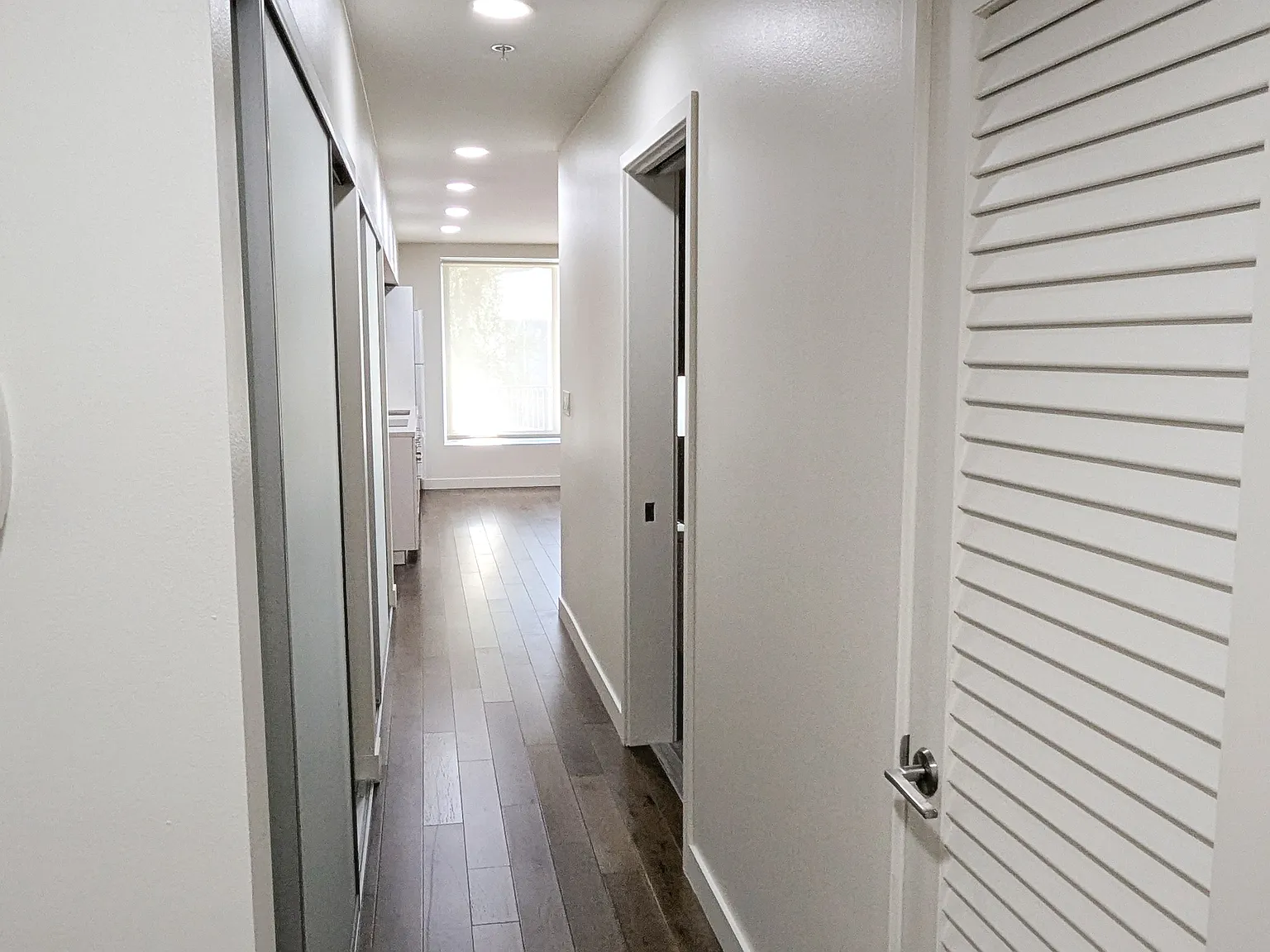 1 bed, 971 sqft, $2,700 — Photo 3