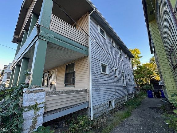 3rd image of 9528 Manor Ave
