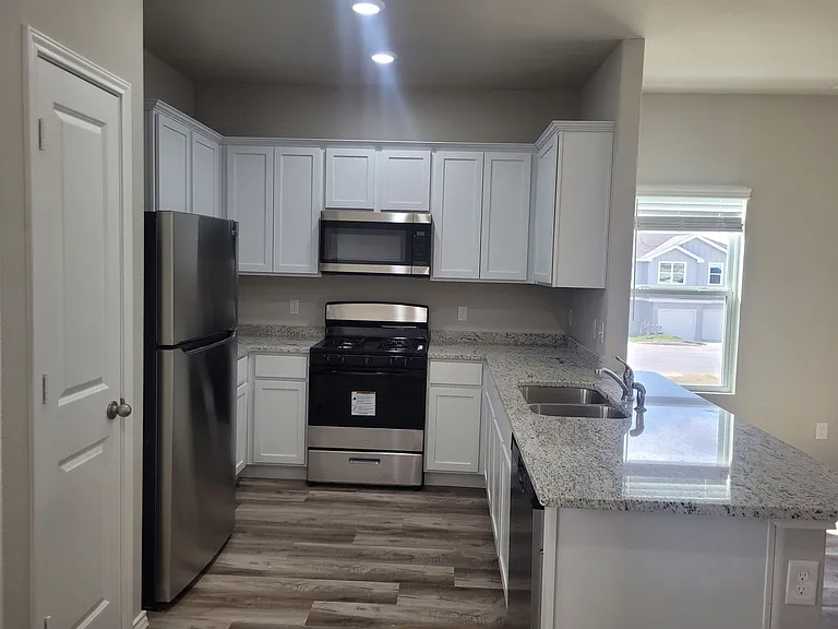 271 Damon Dr — Photo 4