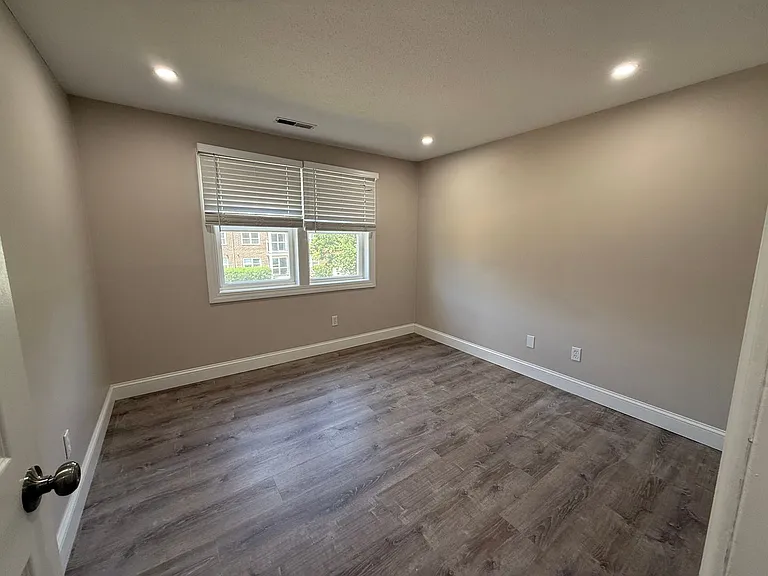 Pondsview Apartments — Photo 92