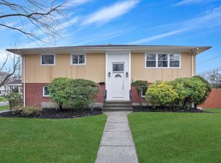 1 Inez Ln, Commack, NY 11725