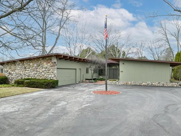 8925 North Maitland ROAD, Bayside, WI 53217