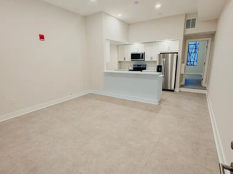 305 W 4th St — Photo 9