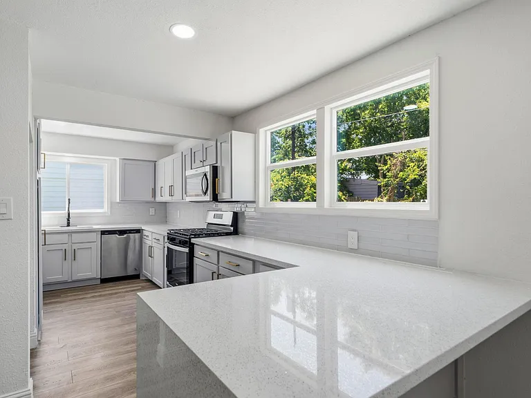 10406 Broadstairs St — Photo 16