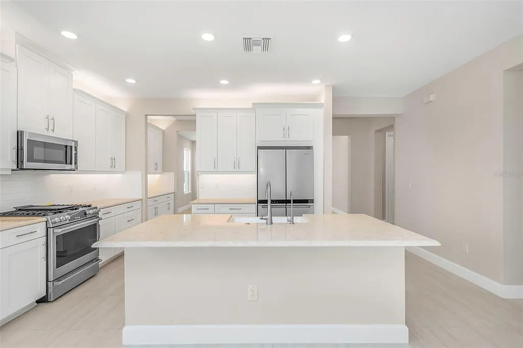 4 bed, 3.0 bath, 2399 sqft, $4,000 — Photo 4
