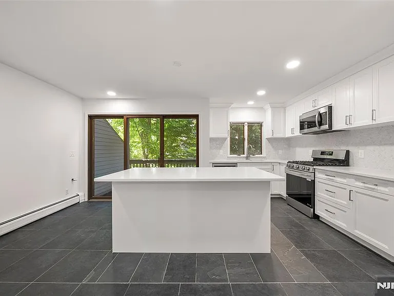 408 Dogwood Ct — Photo 14