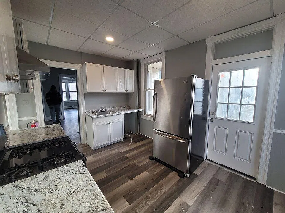 4 bed, 1.5 bath, 1500 sqft, $2,500 — Photo 3