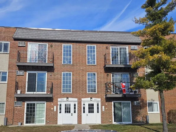 101 W Elk Trl APT 201, Carol Stream, IL 60188
