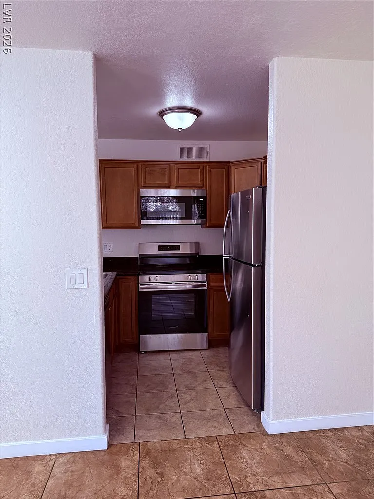 3 bed, 2.0 bath, 1061 sqft, $1,700 — Photo 4