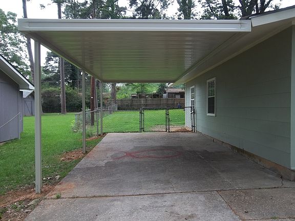 4th image of 2832 Holiday Ln