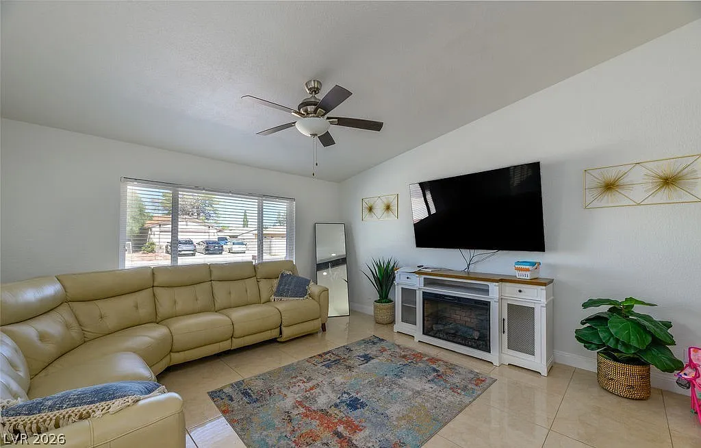 4 bed, 2.0 bath, 2020 sqft, $2,406 — Photo 3