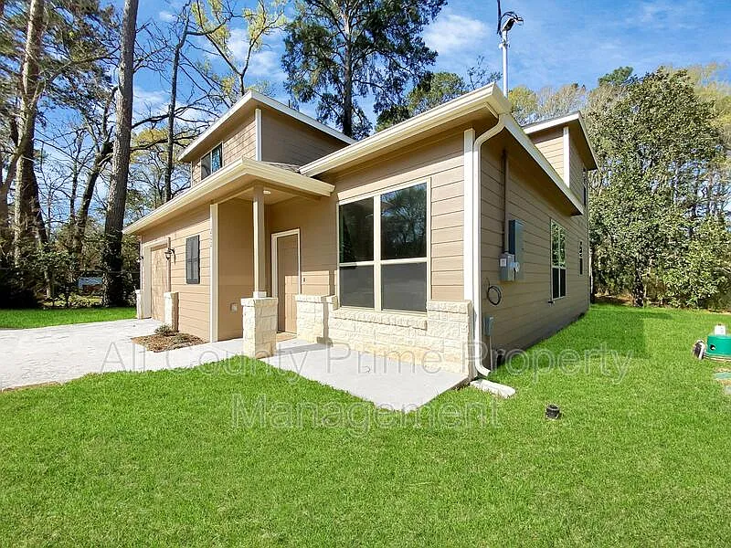 4 bed, 2.5 bath, 1820 sqft, $1,900 — Photo 2