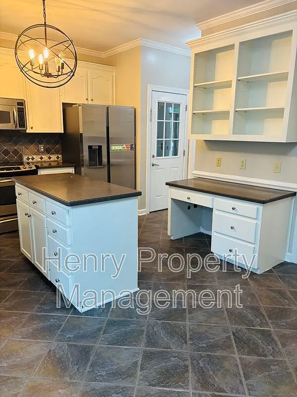 3 bed, 2.5 bath, 2311 sqft, $2,795 — Photo 4