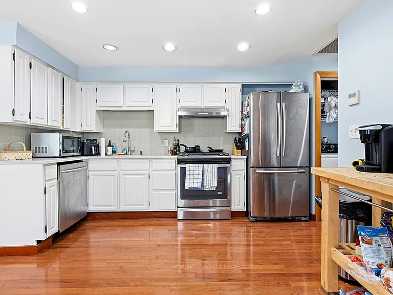 419 E 3rd St #1 — Photo 2