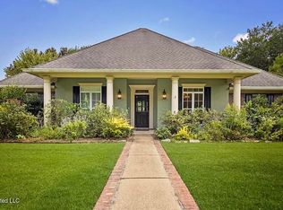 124 Surgeres Pl, Ocean Springs, MS 39564