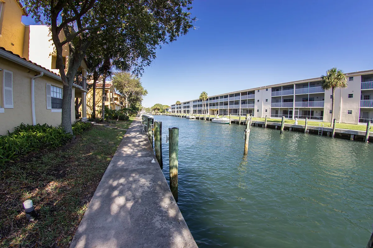 Building Photo - 1045 Lake Shore Dr #202