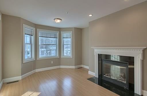 4th image of 13 Coates Ln #13