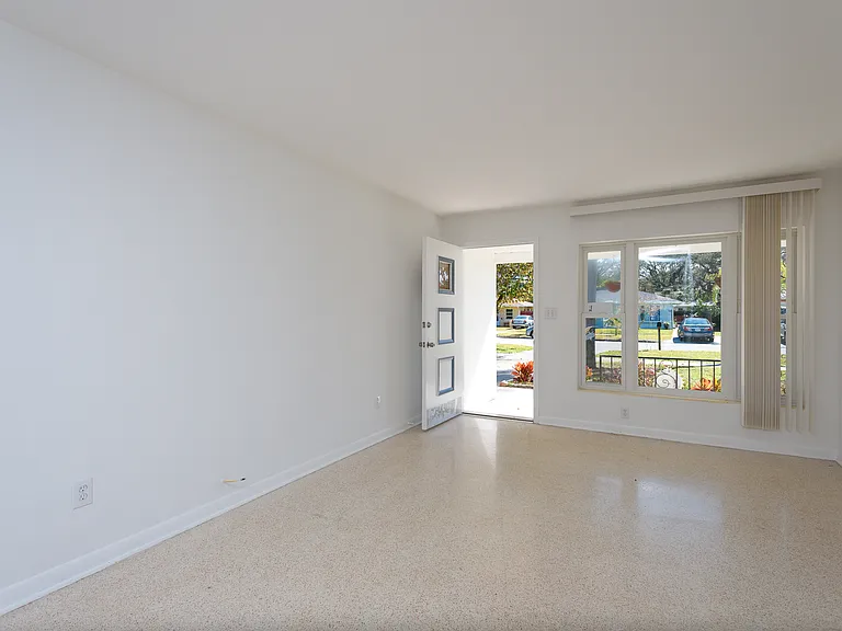 1048 Charles St — Photo 8