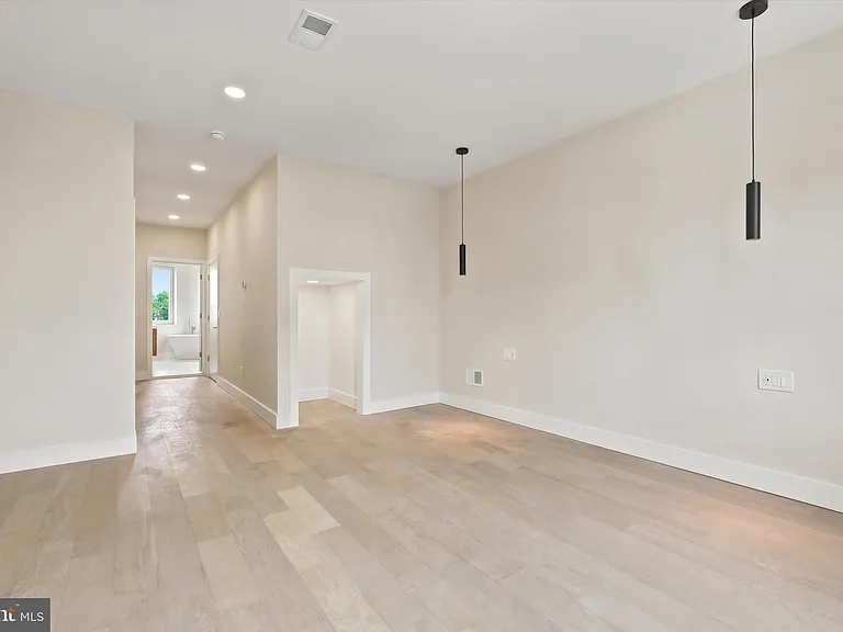 2440 E Harold St — Photo 10