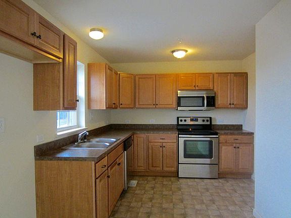 Clean, well lit kitchen all ready to go!