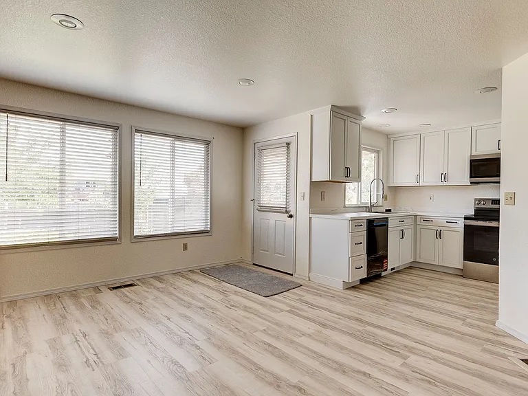 418 SW Erie Cir — Photo 4