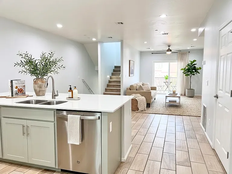3434 N Longview Ave #11 — Photo 8