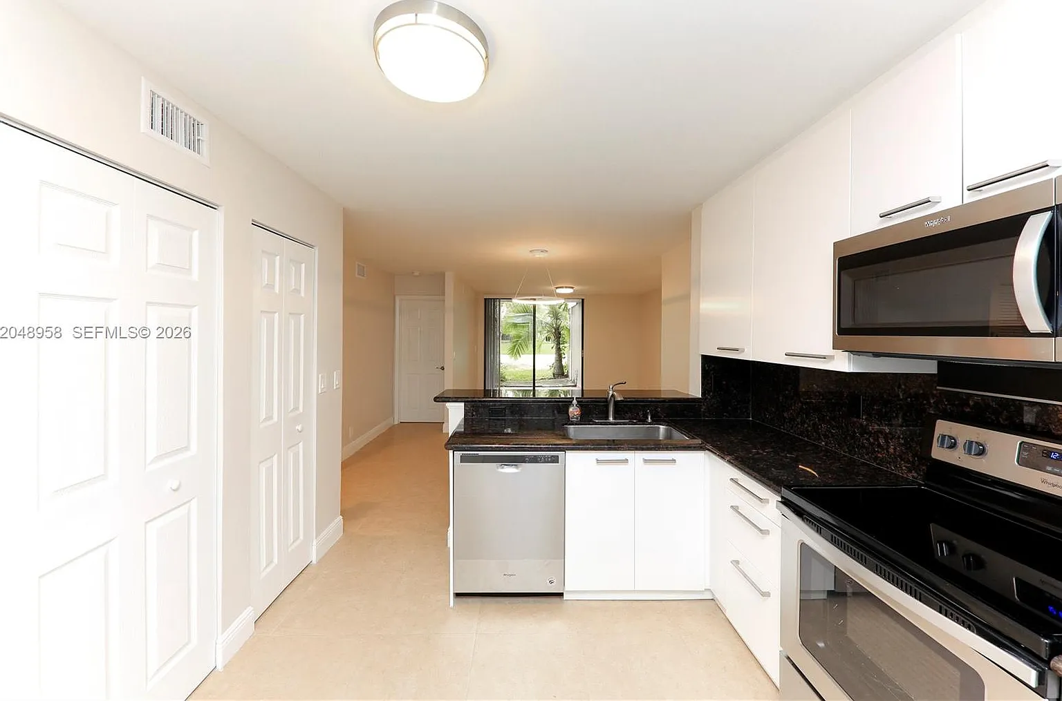 Grand Marquis Condo — Photo 2