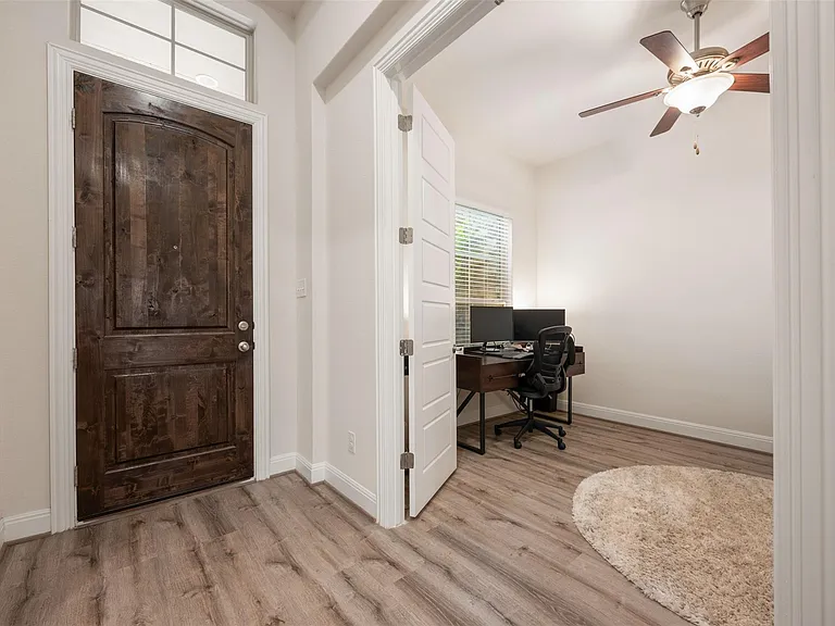 725 Millcreek Ln — Photo 3