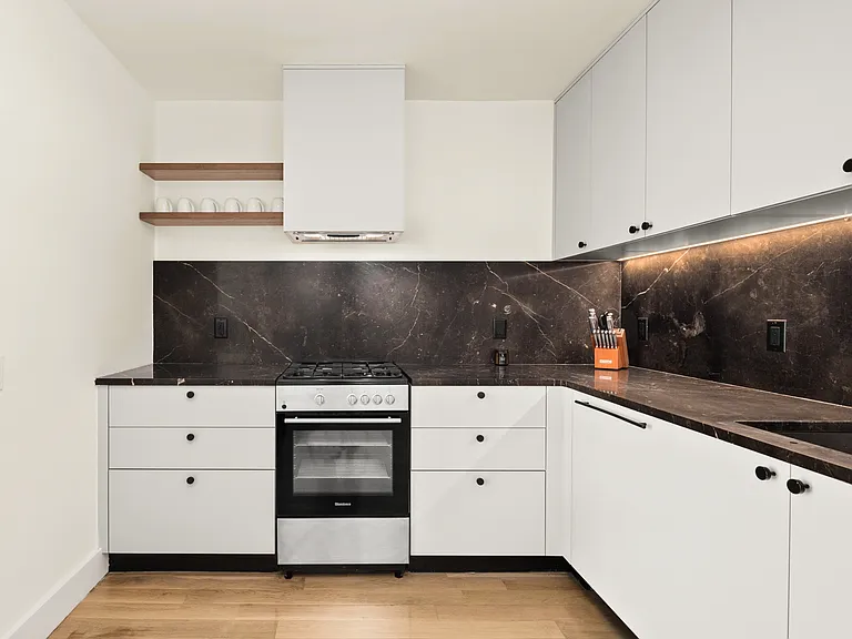 260 Gold St #914 — Photo 6