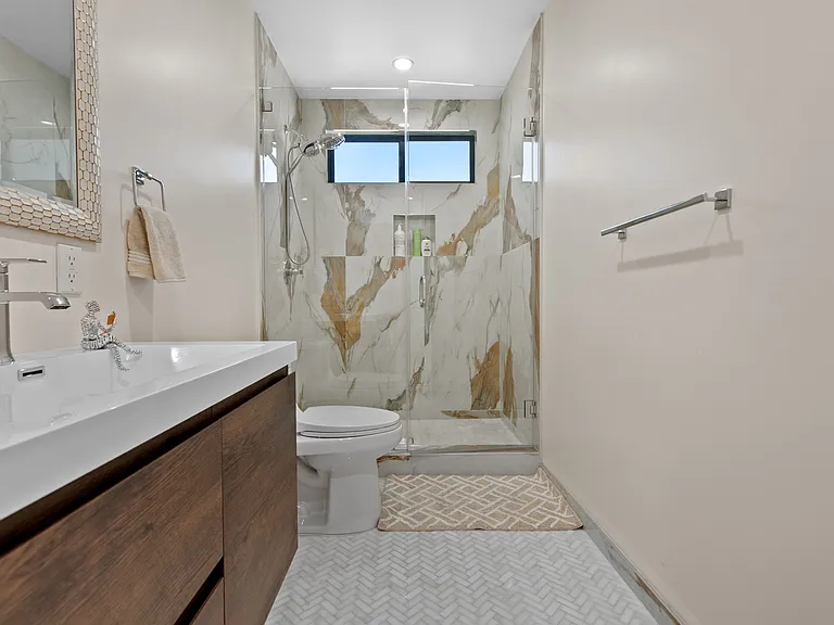 2101 E Glenoaks Blvd — Photo 31