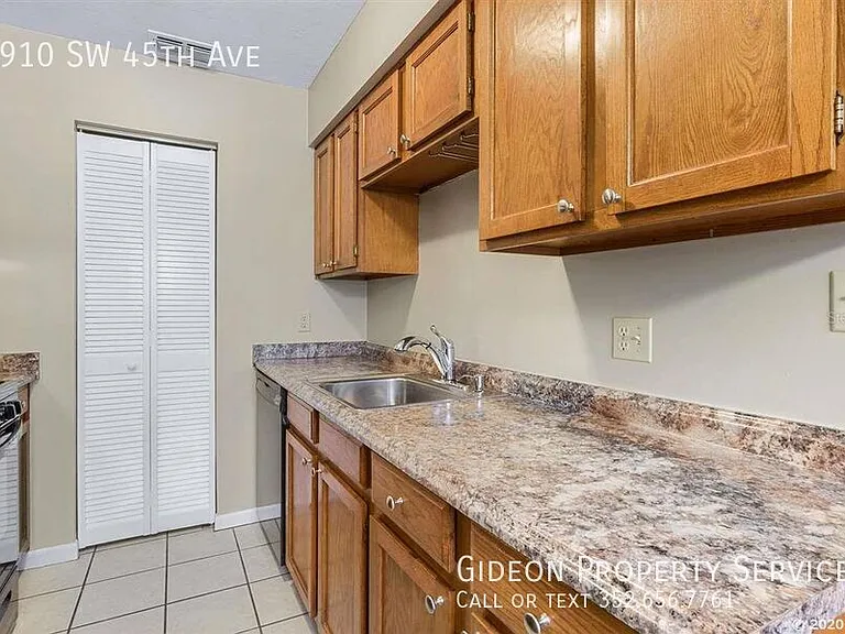 6910 SW 45th Ave — Photo 4