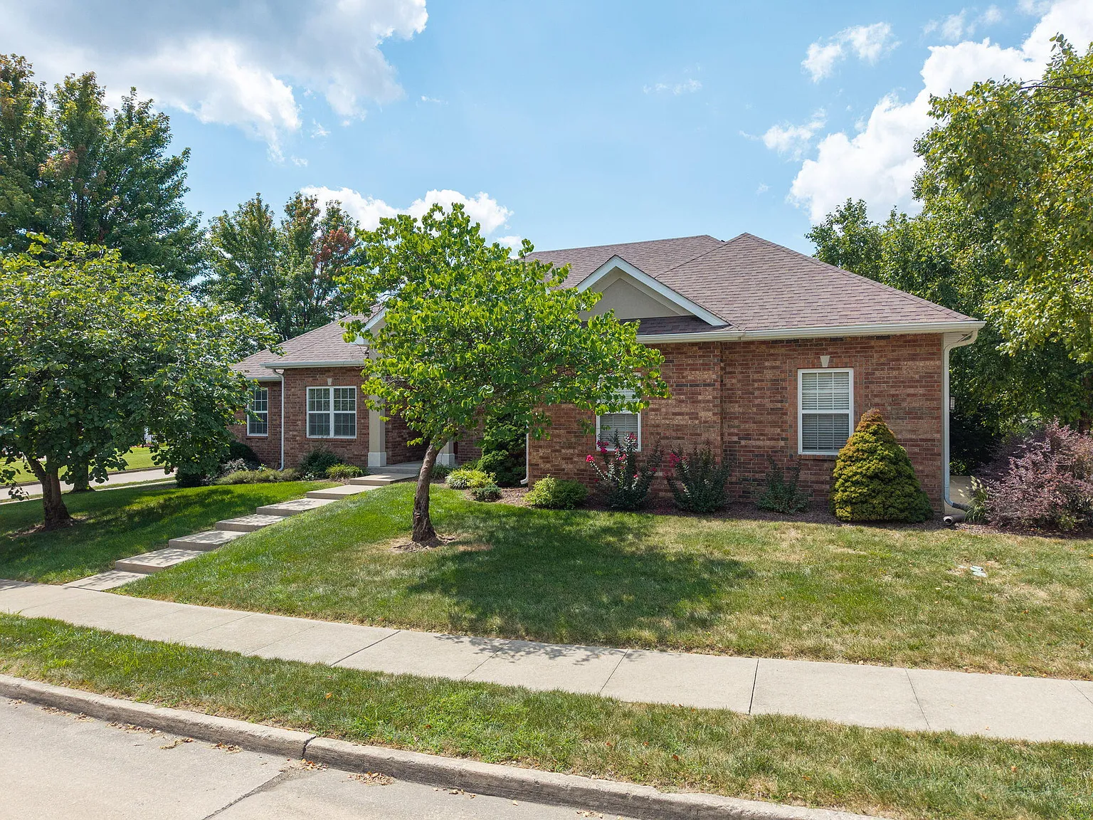 4 bed, 3.0 bath, 3456 sqft, $2,500 — Photo 2