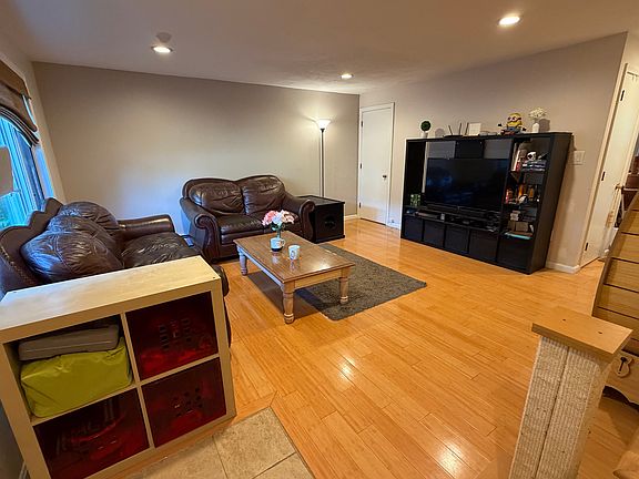 4th image of 28 Wallace Cir