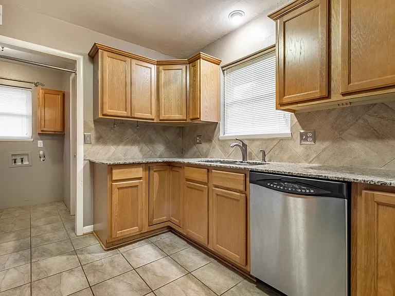 2108 Henderson Dr — Photo 4