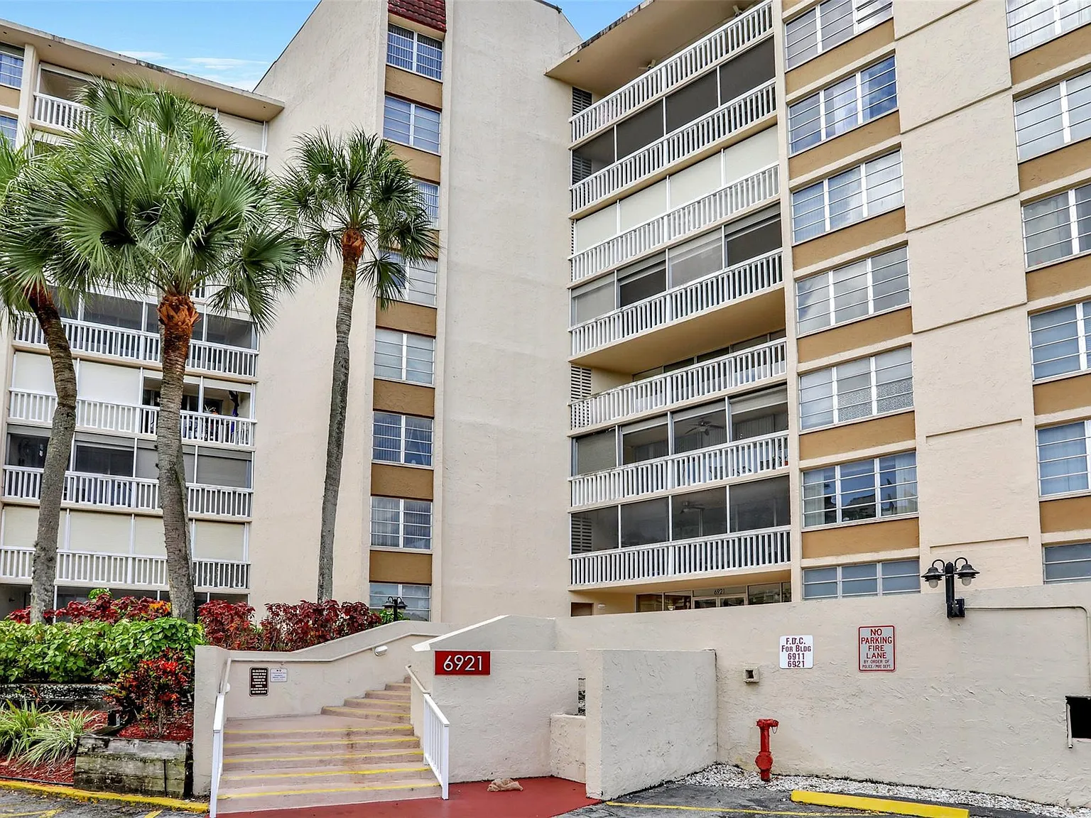 2 bed, 2.0 bath, 1110 sqft, $2,000 — Photo 2