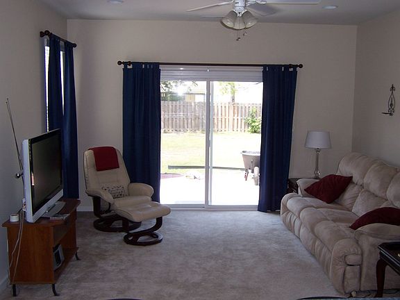 living room (14'x13')