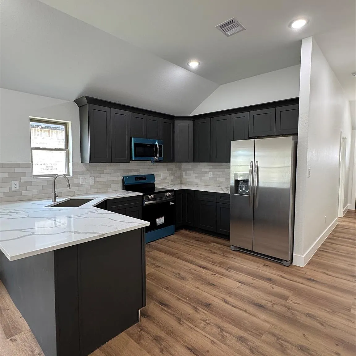 4 bed, 2.0 bath, 1638 sqft, $2,500 — Photo 4